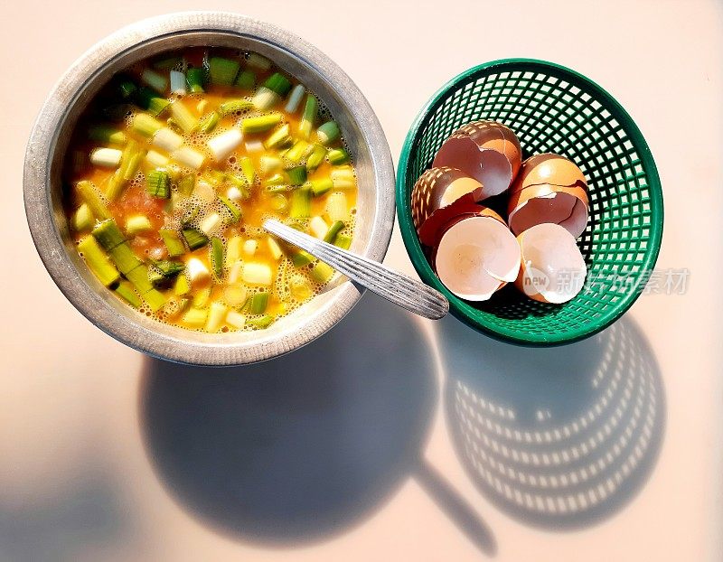 煎蛋卷和大蒜韭菜——食物准备。