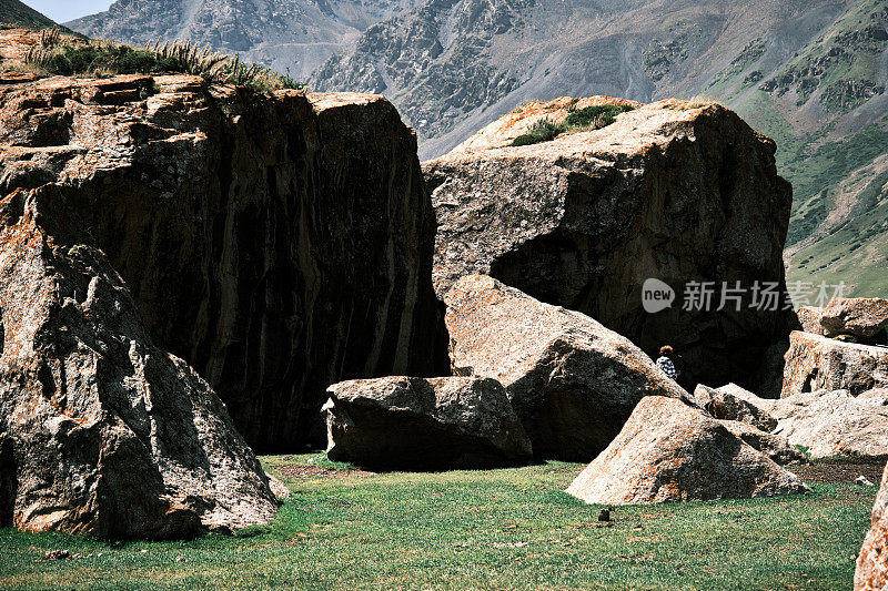 快乐的46岁女游客在网上谈论她在天山的徒步旅行