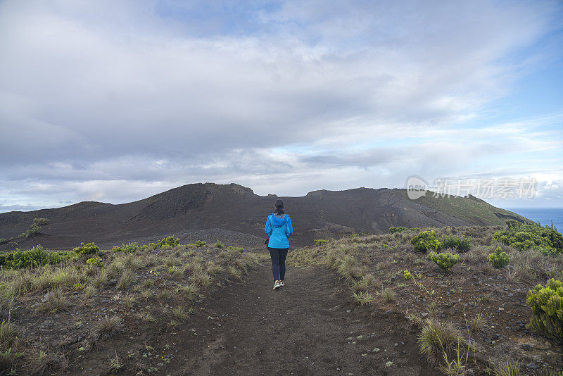 游客在亚速尔群岛Faial的Capelinhos火山上