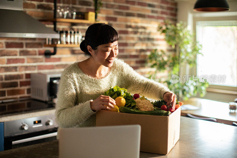 年轻的日本食品营养学家通过视频电话与她的客户交谈