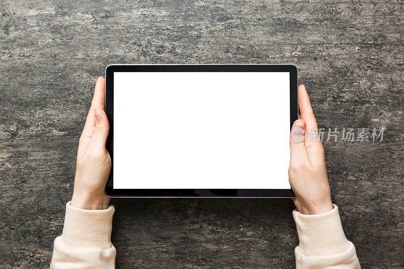 女性青少年双手使用白色屏幕的平板电脑，模拟女性在家中手持白色屏幕的平板电脑