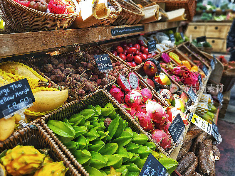 精选的热带水果在食品市场出售