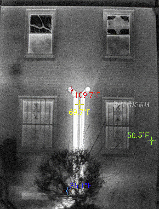 黑白热红外管道图像显示房屋立面分体式系统风管的热量