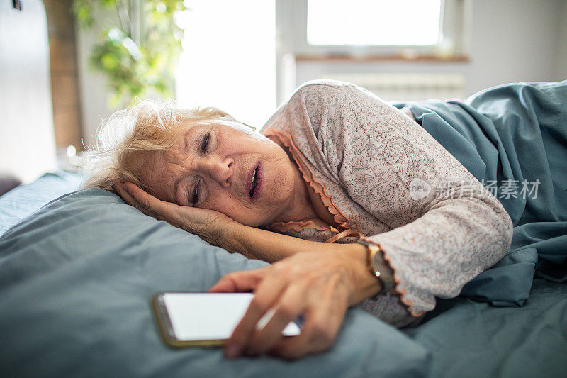 老女人睡在手机旁边
