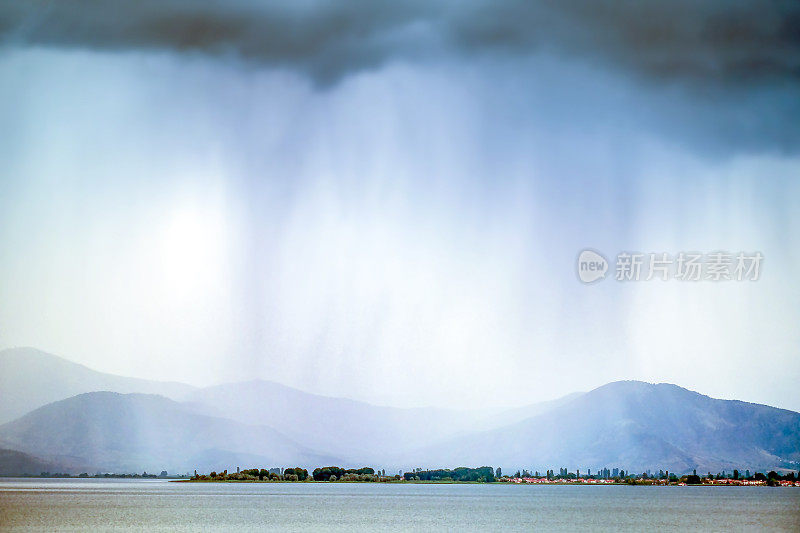 雨落在湖边的一个山村