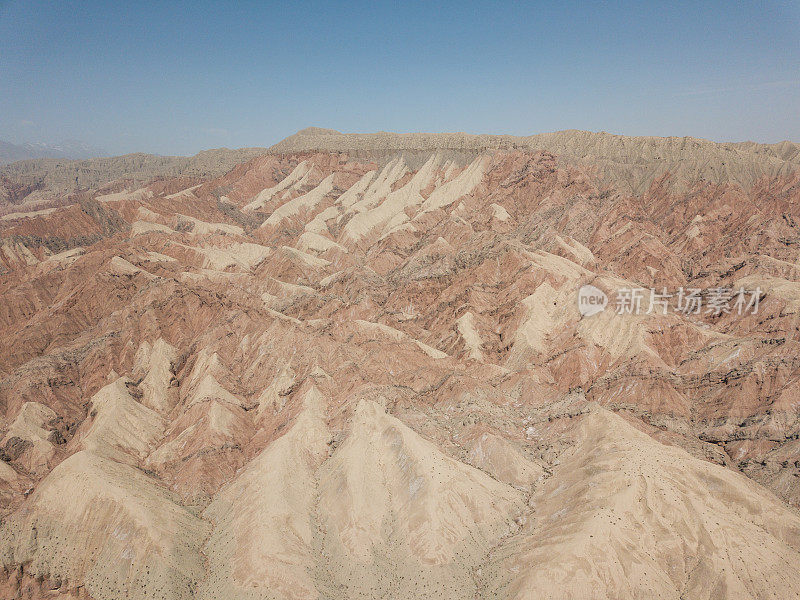 塔克拉玛干沙漠和天山之间有一条公路