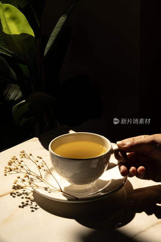 壶里的凉茶，空茶杯