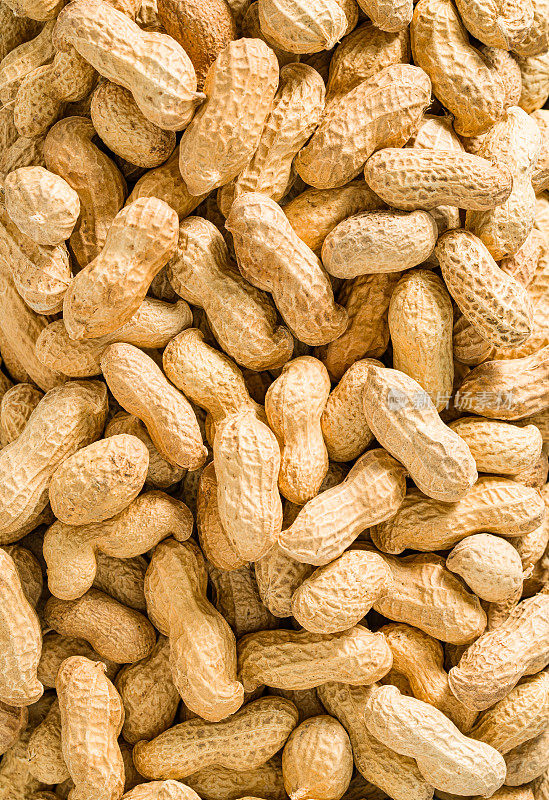 背景纹理全天然花生在他们的豆荚壳，全帧顶部