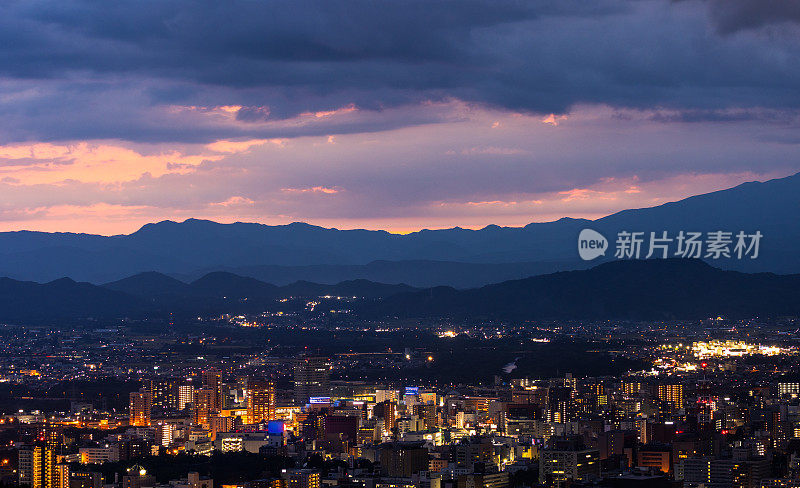 盛冈市黄昏的夜景