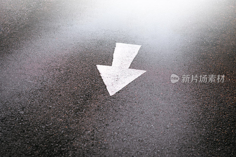 柏油路上的箭头符号