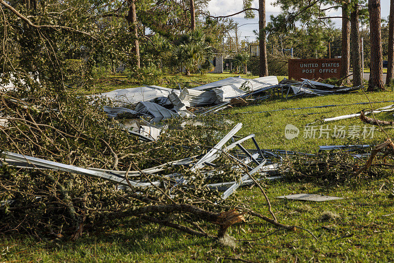 北佛罗里达的市政建筑在飓风过后成为废墟。小镇住宅区扭曲的建筑物和倒下的树木