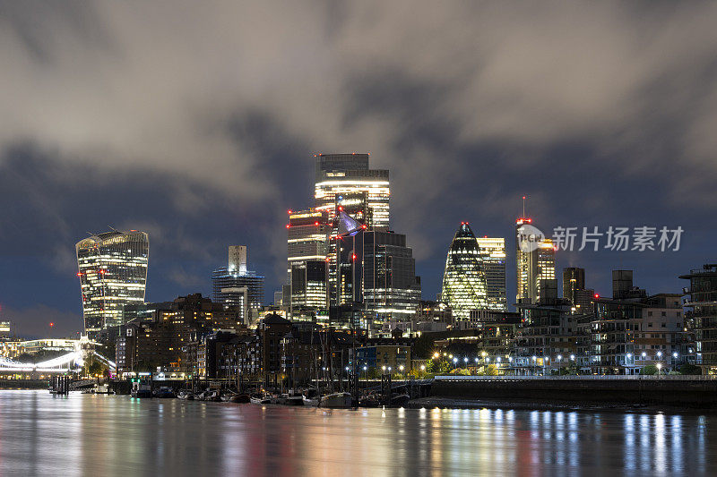 伦敦市中心夜景商业天际线英国