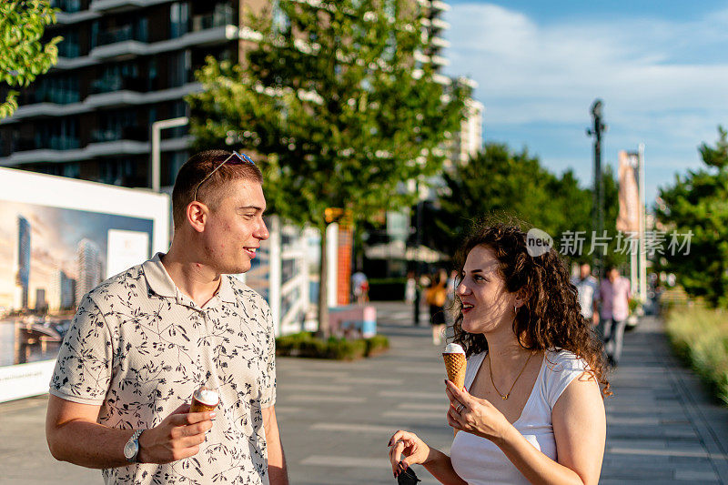 年轻夫妇的冰淇淋之旅成为珍贵的时刻