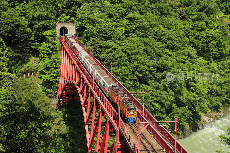 黑部峡谷铁路和新山彦桥的有轨电车，富山，日本，富山县，黑部，富山