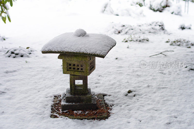 雪盖石灯