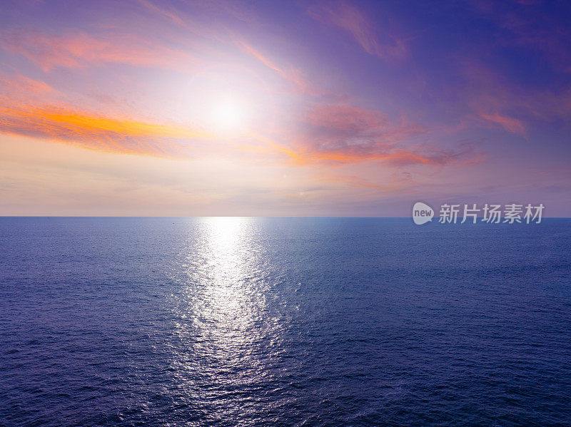 大西洋地平线上的海上日落与太阳水的反射