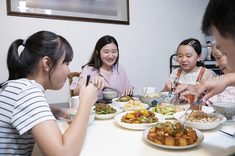 中国家庭在家里吃午饭