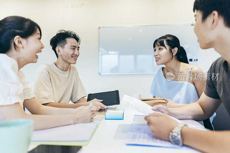 教室里充满了智力的活力，因为学生们积极参与思想交流，提出问题，并提供深思熟虑的回答。