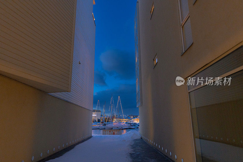 挪威港口圣诞灯饰中的游艇风景