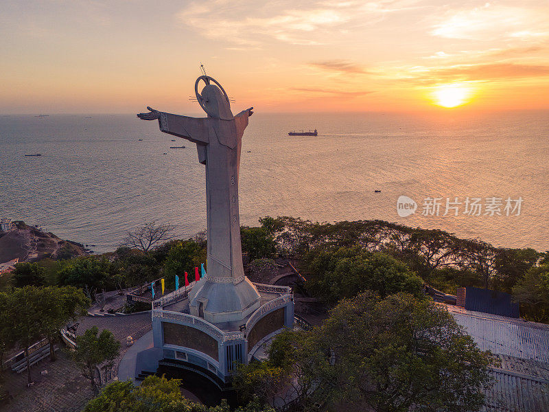 鸟瞰越南凤头市，俯瞰这座宁静美丽的海滨城市，站在凤头市Nho山上的基督雕像后面。