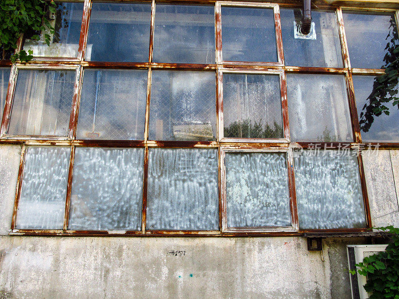 老旧的混凝土墙和生锈的窗户