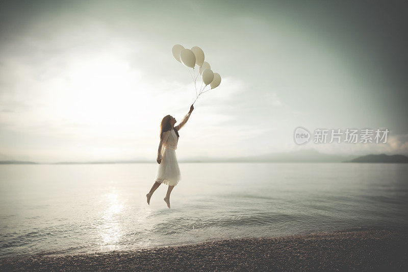 超现实的女人用气球载着飞，抽象的概念