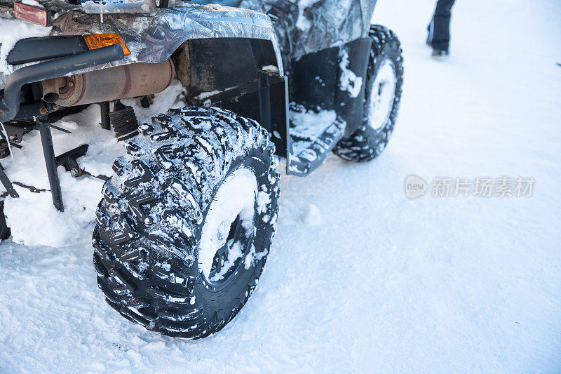 雪地上的四轮轮胎