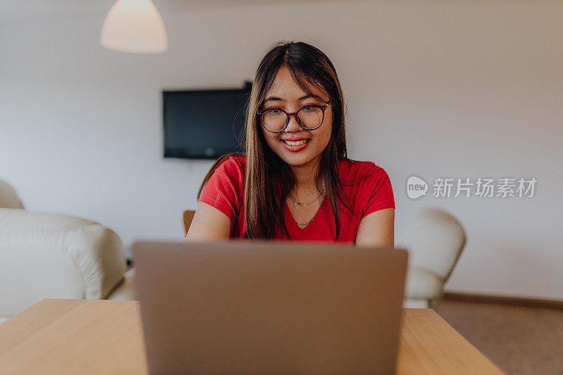 亚洲女性在家使用电子设备