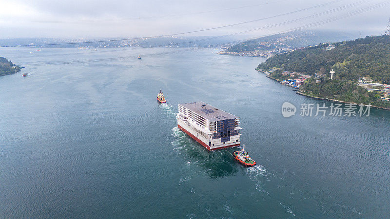 伊斯坦布尔博斯普鲁斯海峡拖船拖曳游轮船体的鸟瞰图。