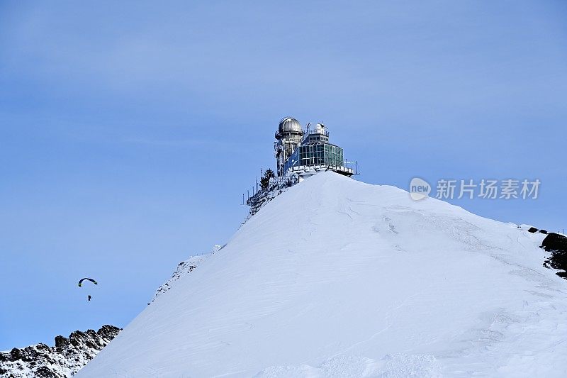 山顶上的无线电监视塔