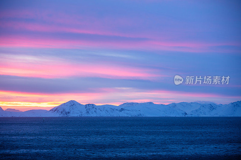 北极风景和美丽的日落。