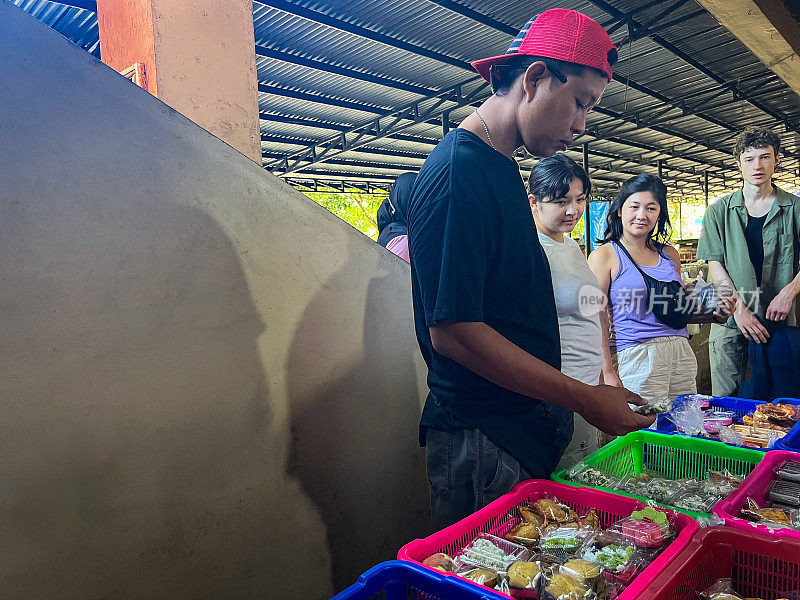 印尼导游向游客展示当地市场的各种小吃