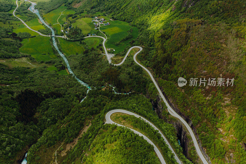 鸟瞰图汽车驾驶发夹路在风景秀丽的绿山山谷在挪威