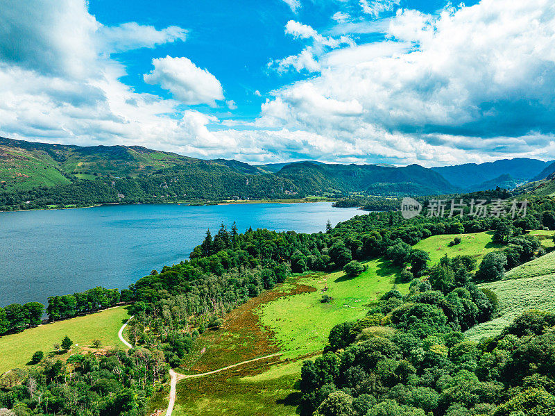 鸟瞰日落时分美丽的大湖和岛屿(德文特湖，英格兰湖区)