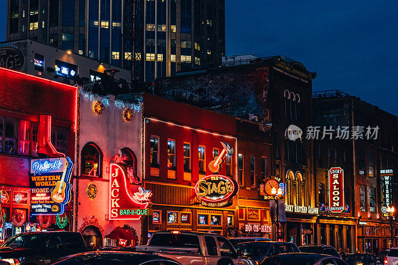 圣诞节装饰，充满活力的霓虹灯标志和百老汇的交通在纳什维尔市中心，田纳西州黄昏