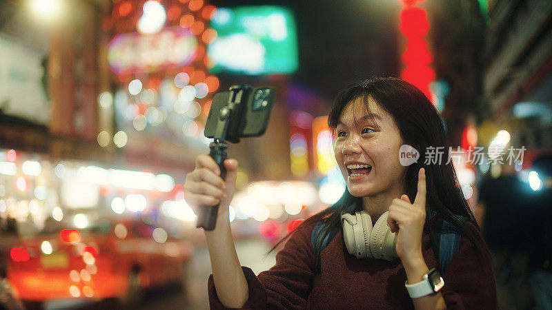 年轻的网红在街头夜市享受。