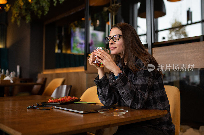 冷静的女人在餐厅喝茶