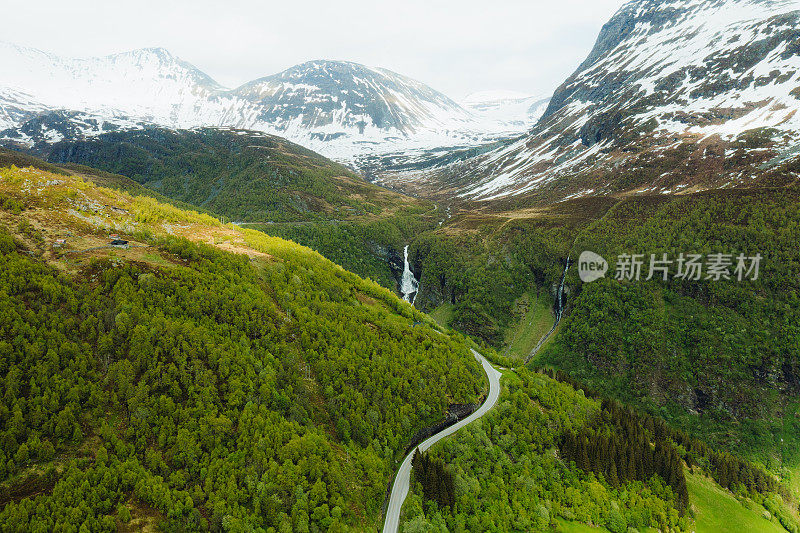 鸟瞰挪威盖朗格峡湾山脉风景优美的瀑布