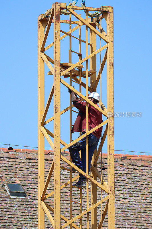 塔式起重机部分的建筑工人