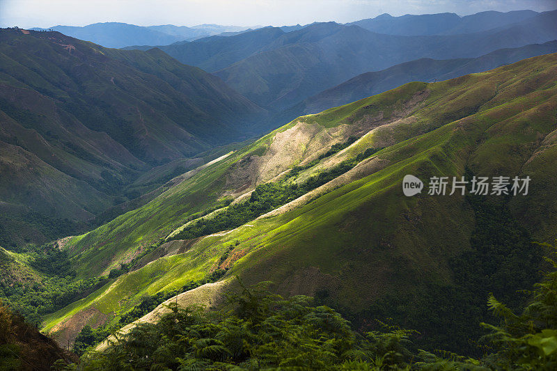 多山的地形