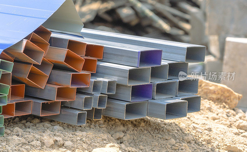 方钢矩形管组金属铁制地面型材管。方形金属管为背景使用金属管和棒材，钢材材料，建筑材料。
