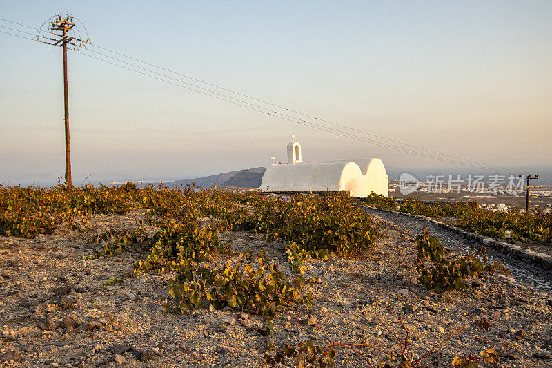 希腊南爱琴海群岛圣托里尼岛皮尔戈斯·卡利蒂斯附近的教堂