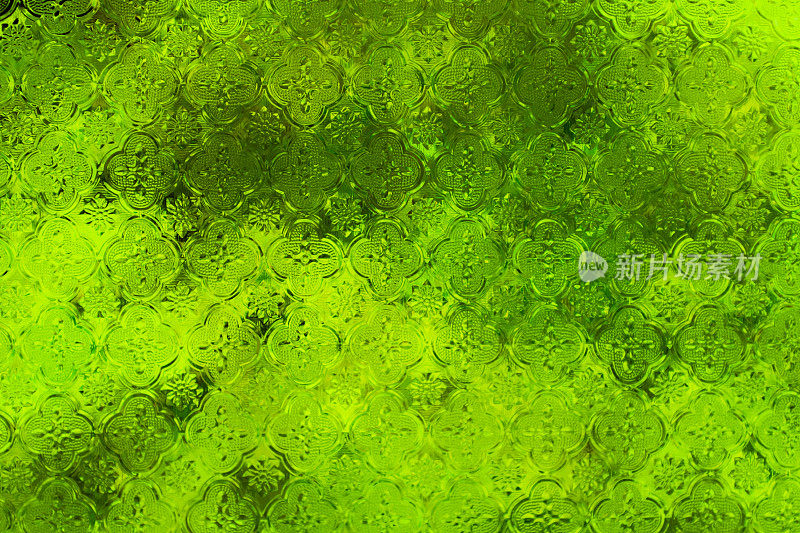 透过半透明的玻璃望向郁郁葱葱的森林，绿油油的，绿草如茵，生机勃勃
