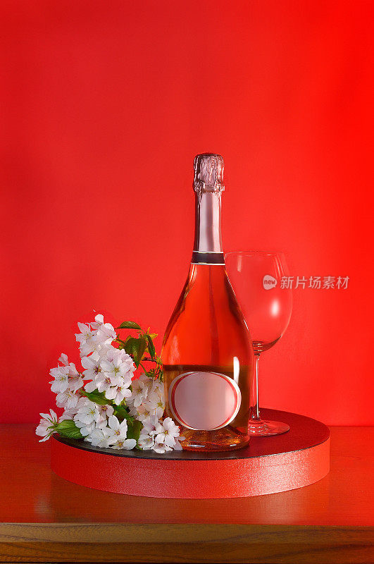 用一瓶香槟酒和樱花庆祝的图片