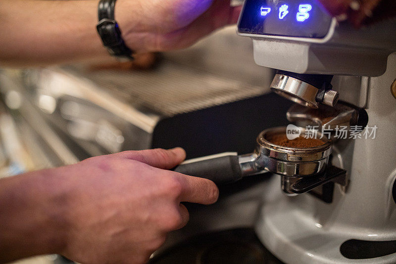 咖啡师在用咖啡机煮咖啡