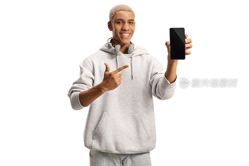 一个头发发白的非裔美国人拿着智能手机指着