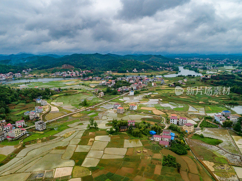 中国湖南乡村房屋和田园风光的航空摄影