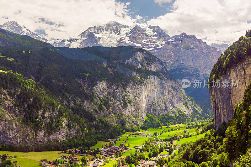 山的风景。Lauterbrunnen。瑞士。伯尔尼州。穆伦村庄。夏天。绿草