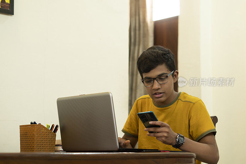 小男孩用笔记本电脑学习