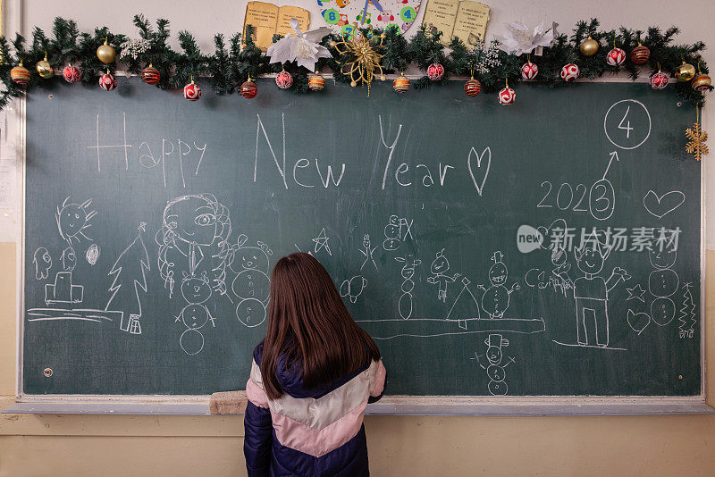 一个小女孩在装饰教室迎接新年